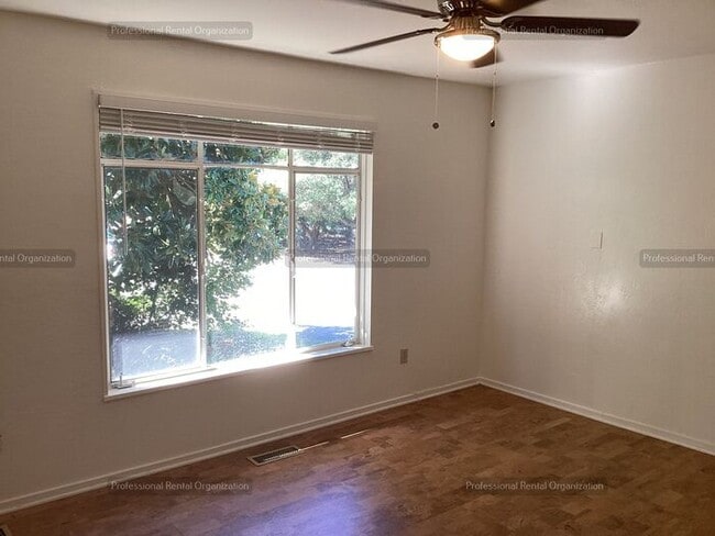Building Photo - Spacious & cheerfully bright large single-level 2 bedroom in downtown Sebastopol