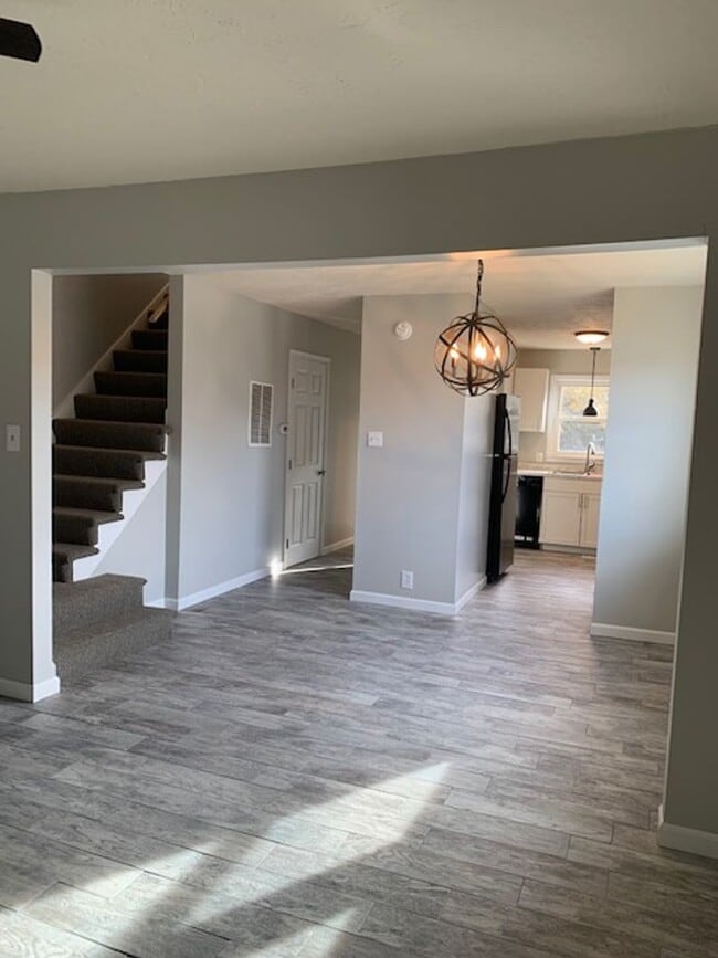 Building Photo - Modern & Traditional with Convenience