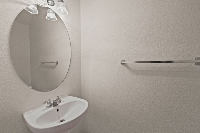 Building Photo - Well maintained pet friendly townhome, close to downtown.