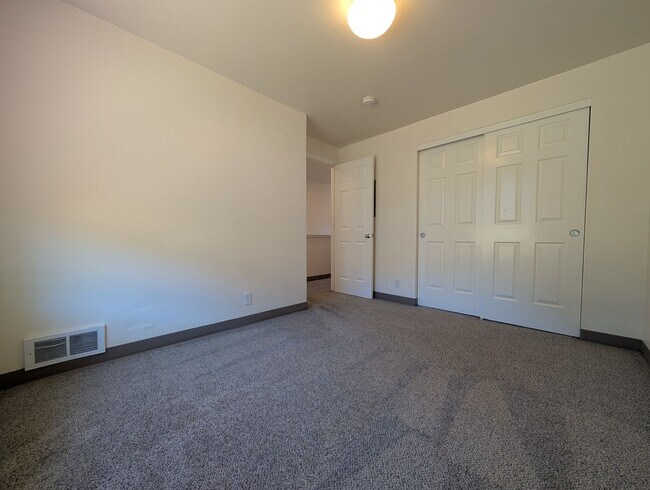 Building Photo - 2-Bedroom, 1-Bath 2-Story Townhouse Apartment Off Bailey Hill!