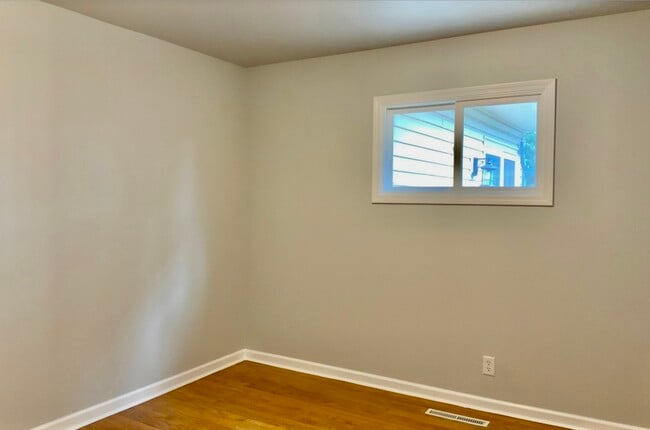 Building Photo - 3929 Pinecrest Rd