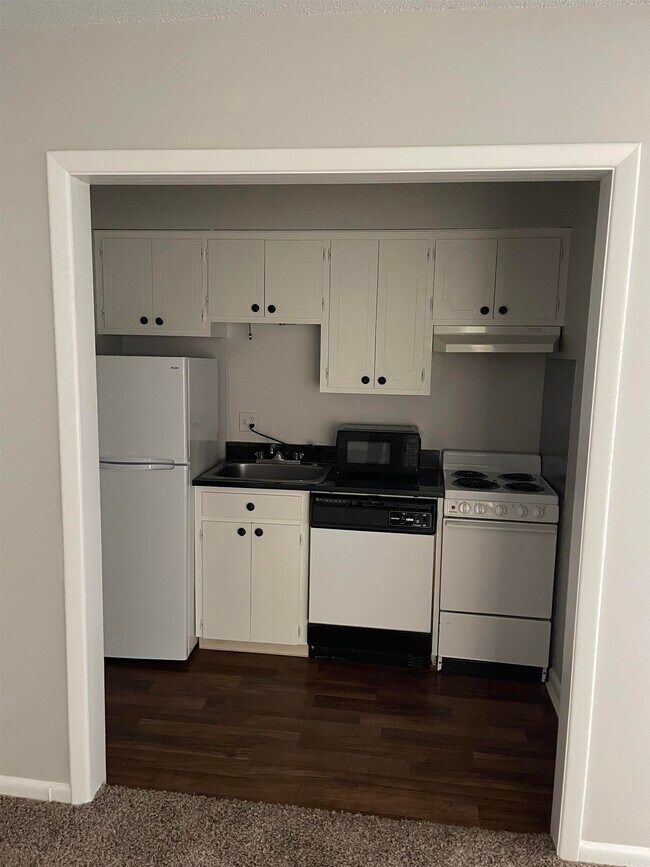 Building Photo - 1920 Kavanaugh Blvd