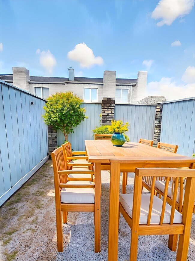 Building Photo - 562 Wilcrest Dr