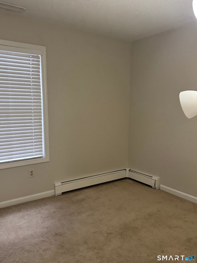 Building Photo - 7 Bittersweet Ln