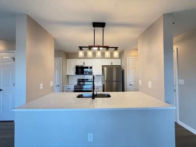 Building Photo - Move-In Ready University Area Condo with Modern Upgrades