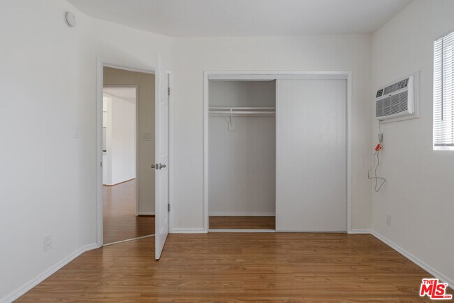 Building Photo - 2210 S Sycamore Ave