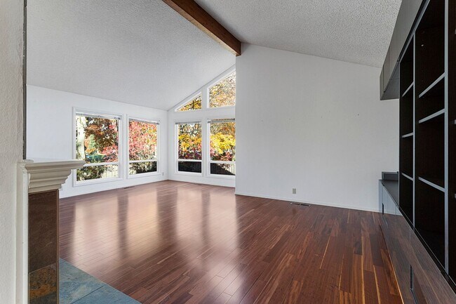 Building Photo - Spacious Home ! Huge living room, 2nd family room, kitchen nook and extra room off kitchen. Large...