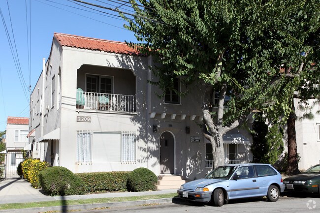 Building Photo - 2209 E 6th St