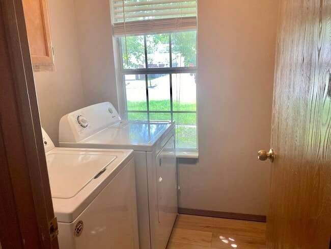 Building Photo - 1860/1862 Pine Valley Dr, Unit 1862