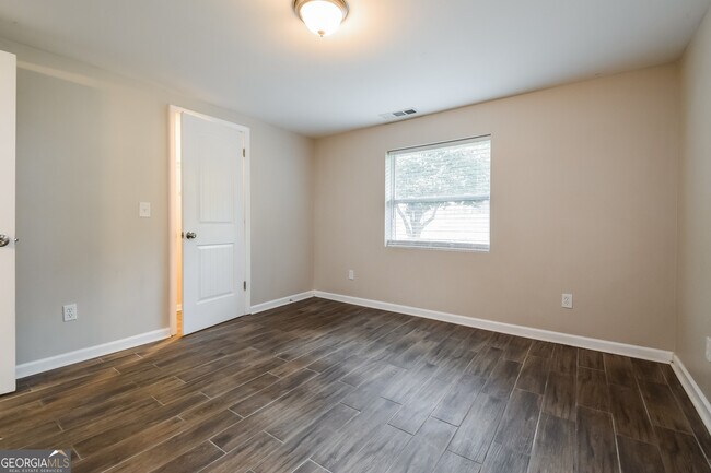 Building Photo - 185 Forest Rd