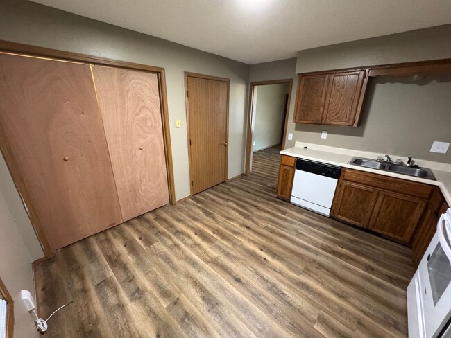 Building Photo - Updated 2 bed 1 bath with garage!