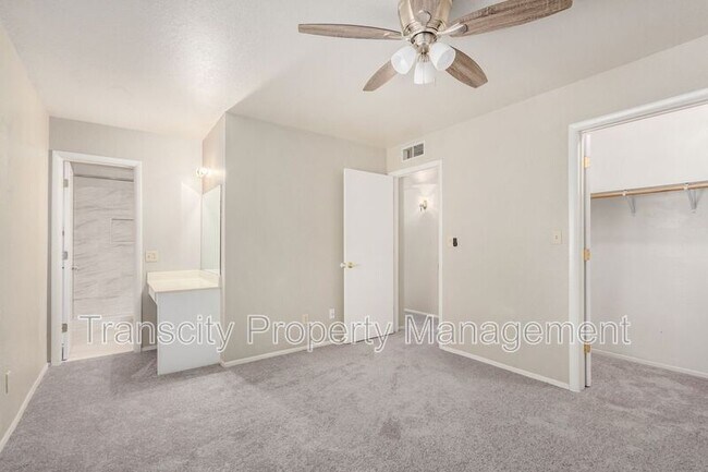 Building Photo - 832 W Laguna Dr