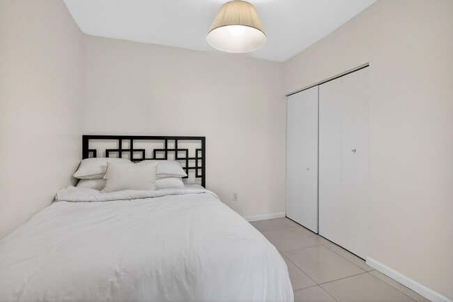 Building Photo - 9595 Collins Ave