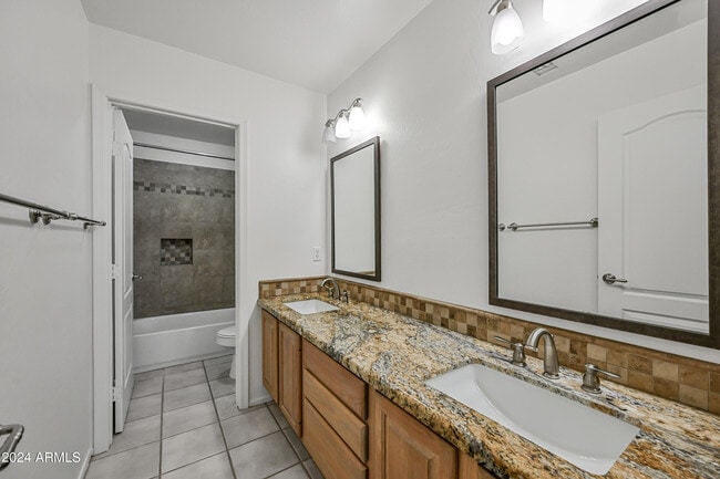 Building Photo - 4633 E Robin Ln