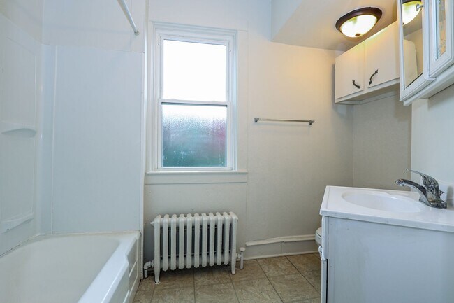 Building Photo - Charming and Spacious House Available Now