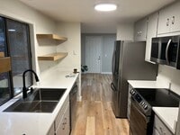 Building Photo - Lovely South Hills home, 4BD/3BA, Available early June!