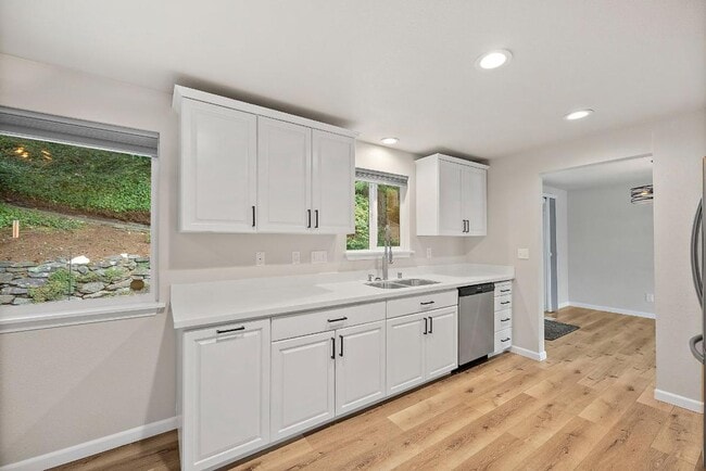 Building Photo - Renovated Tacoma Home with A/C, Huge Den, Bonus Office & Fully Fenced Yard!