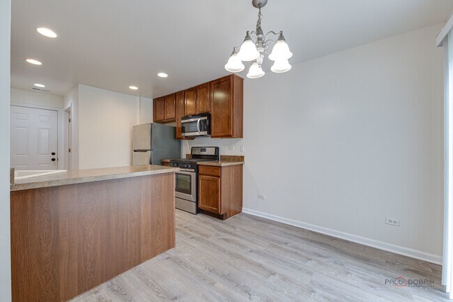 Building Photo - 347 Devoe Dr