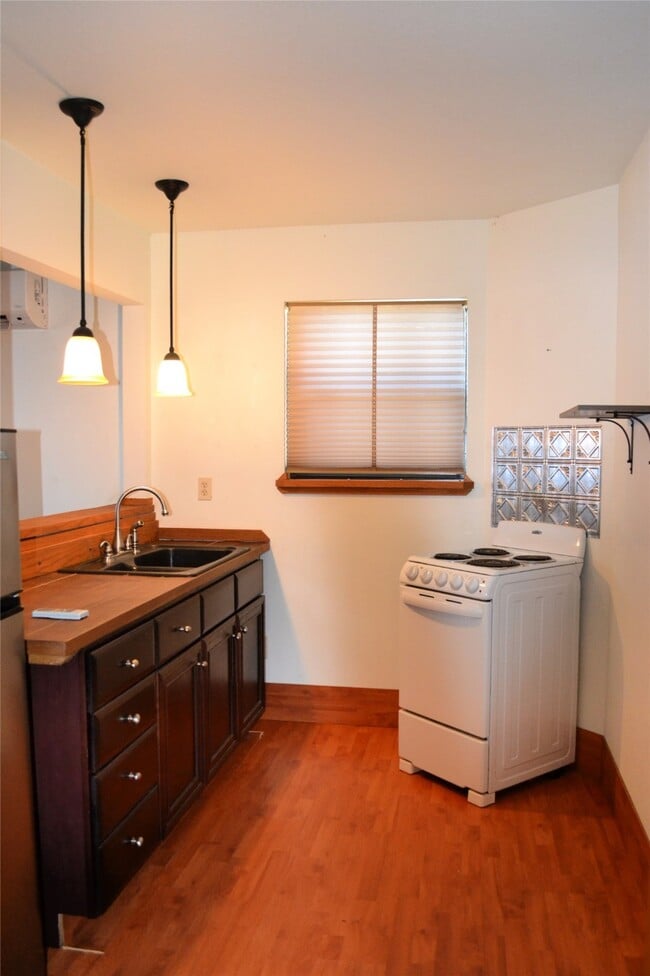 Building Photo - 1472 Lakeside Dr