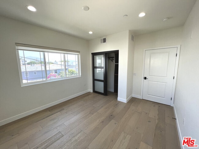 Building Photo - 5019 W Maplewood Ave