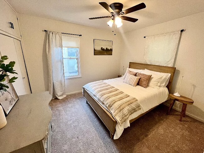 Building Photo - 913 E Gift Ave