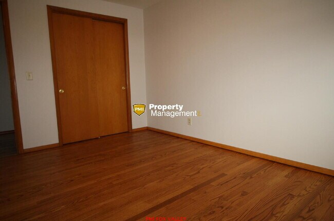 Building Photo - Large Updated 3 Bedroom Ranch