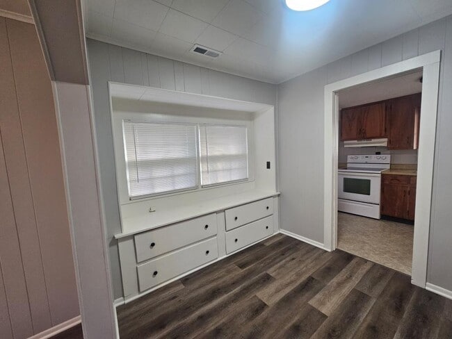 Building Photo - 630 N Poplar St