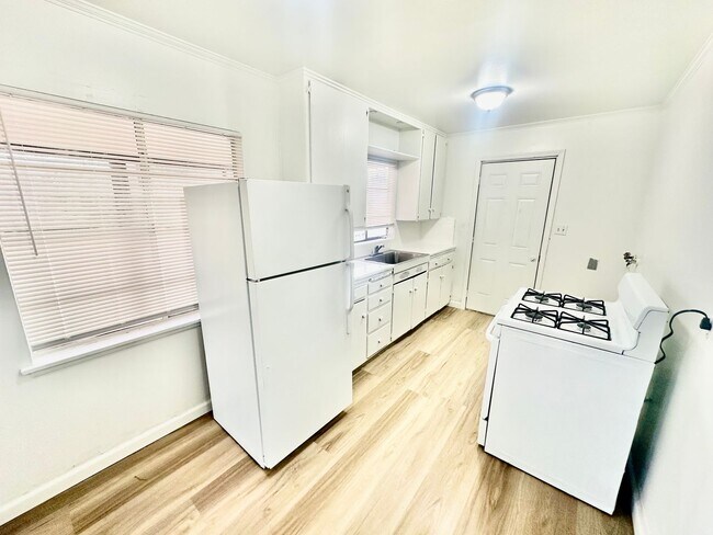 Building Photo - 3204-3208 E Normal Ave