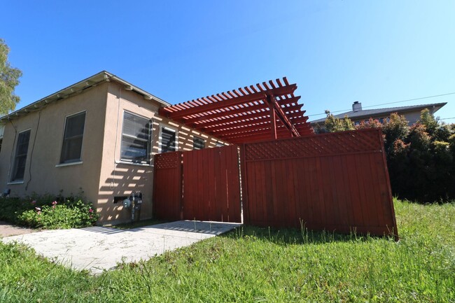 Building Photo - 2/1 house in Bay Park! Vinyl flooring, upd...