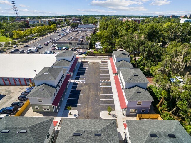 Building Photo - ** ONE MONTH FREE RENT** NOW LEASING FOR FALL 2026 IS NOW OPEN!