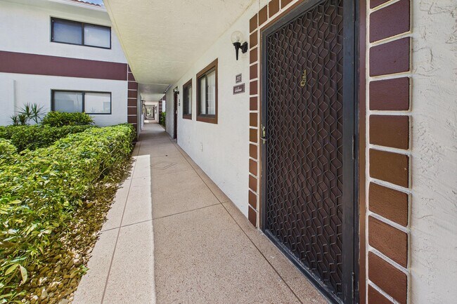 Building Photo - 15451 Pembridge Dr