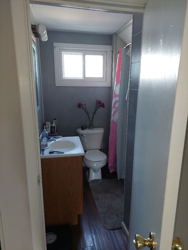 Building Photo - 2 Bedroom Home - Open August 1st!