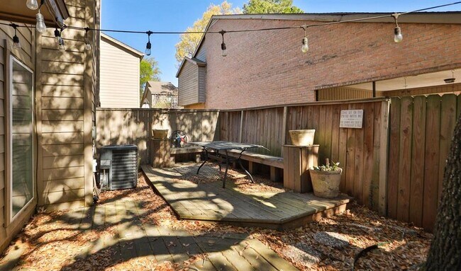 Building Photo - 9400 Doliver Dr