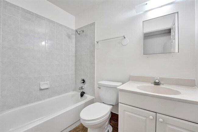 Building Photo - 2518 Riverside Dr