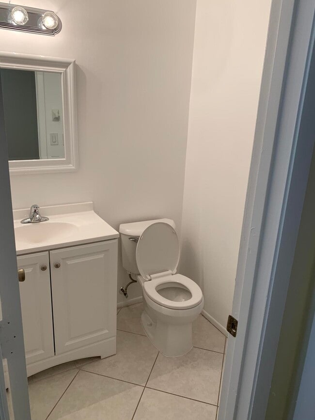 Building Photo - 1000 Abada Ct NE