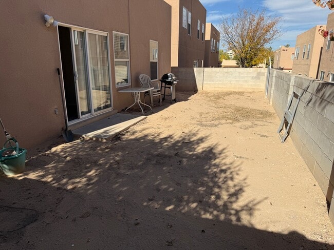 Building Photo - Beautiful 3 Bedroom, 2 Bath Within Walking Distance to RUST Medical!