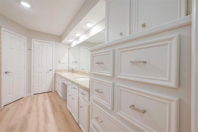 Building Photo - 15511 Rana Ct