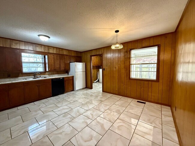 Building Photo - 4 Bedroom/1.5 Bathroom Home in Paragould AR - $1,275/month