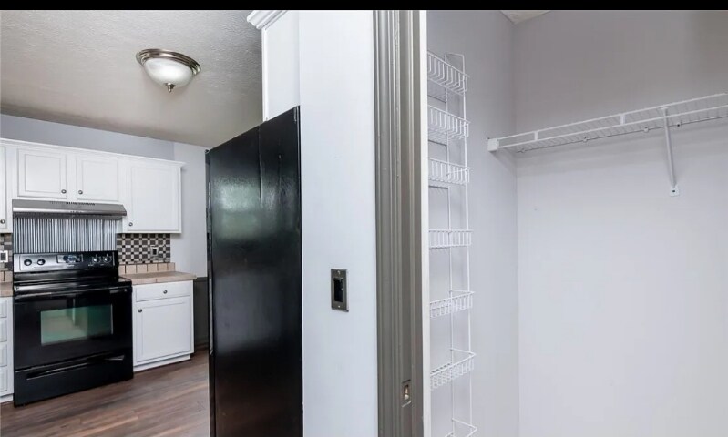 Building Photo - 4105 Lakeside Dr