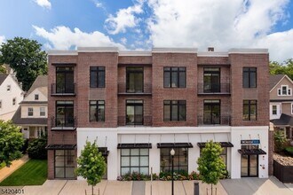 Building Photo - 423 South Ave W