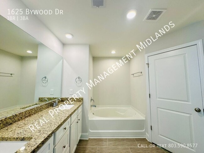 Building Photo - 1625 Bywood Dr