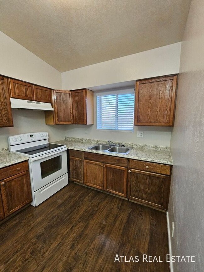 Building Photo - 306 E Vine Cir