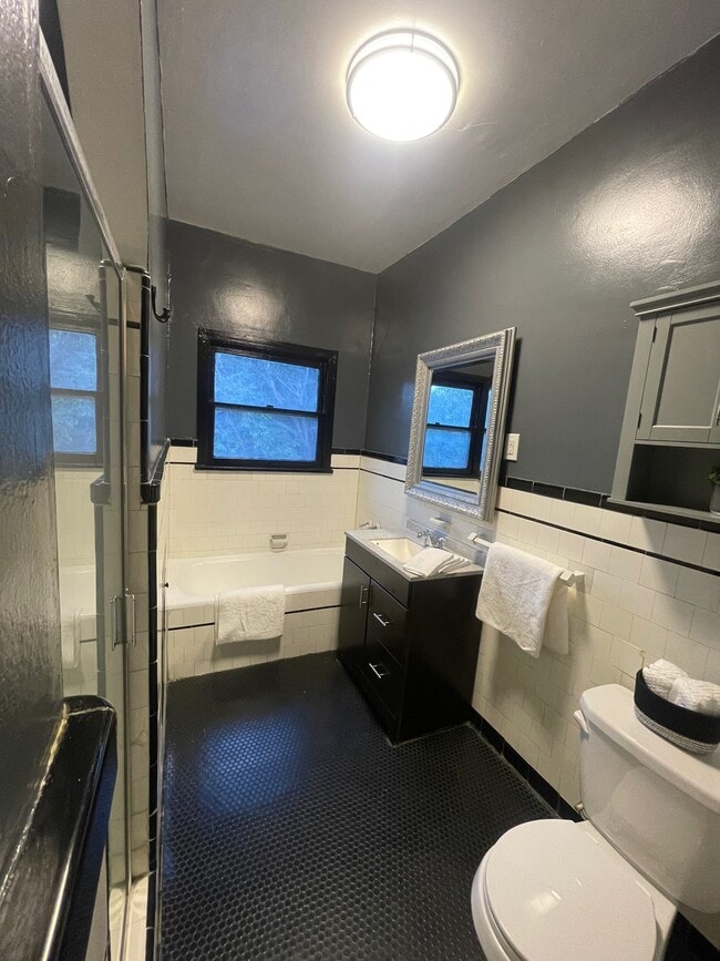 Building Photo - 130 N Croft Ave