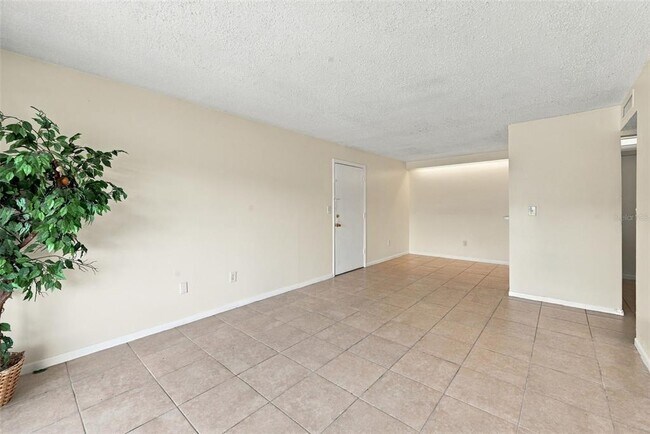Building Photo - 905 W Oak Ridge Rd