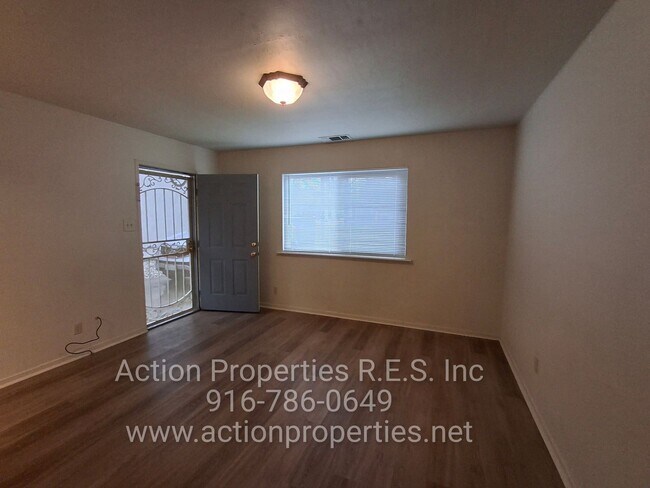 Building Photo - Central Roseville -Duplex 1 Bed, 1 Bath Duplex Large Fenced Yard, Gardener Included - No Laundry ...