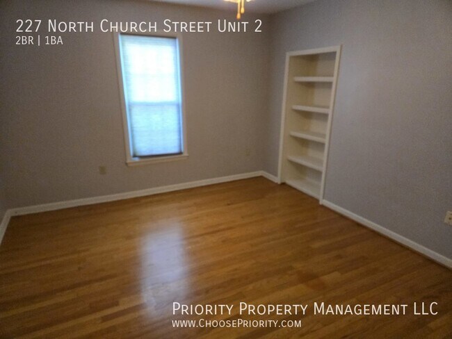 Building Photo - !Coming Soon! 2BR 1BA upstairs duplex, Woo...