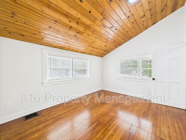 Building Photo - 633 S Fuller Ave