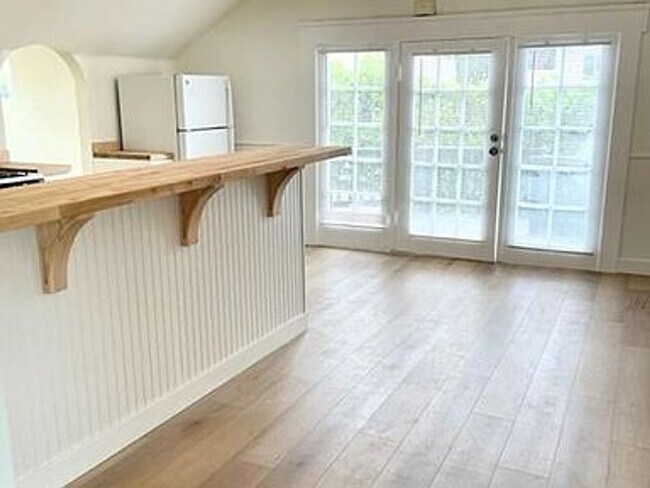 Building Photo - Upstairs 2 Bedroom Apartment with Extra St...