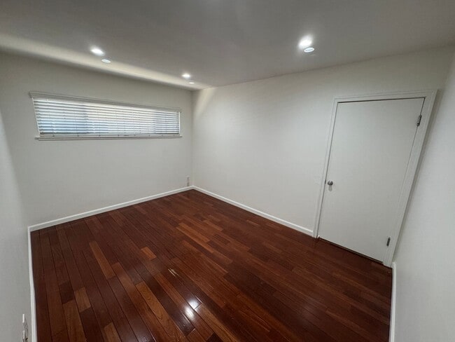 Building Photo - Charming 3 Bed, 2 Bath Single Family Home with Attached Garage and Spacious Backyard