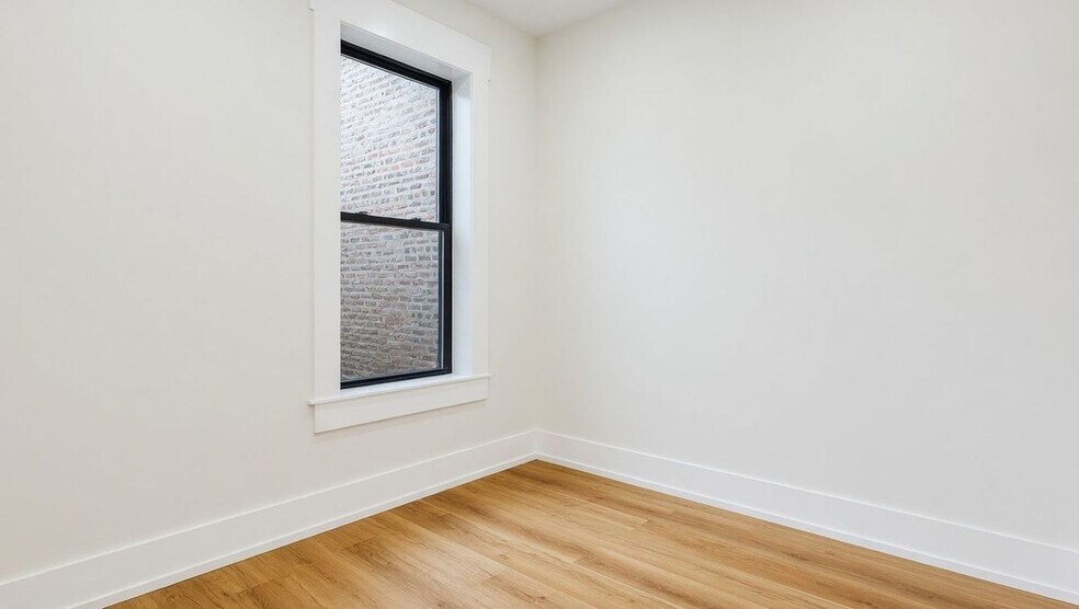 Building Photo - 944 N Damen Ave